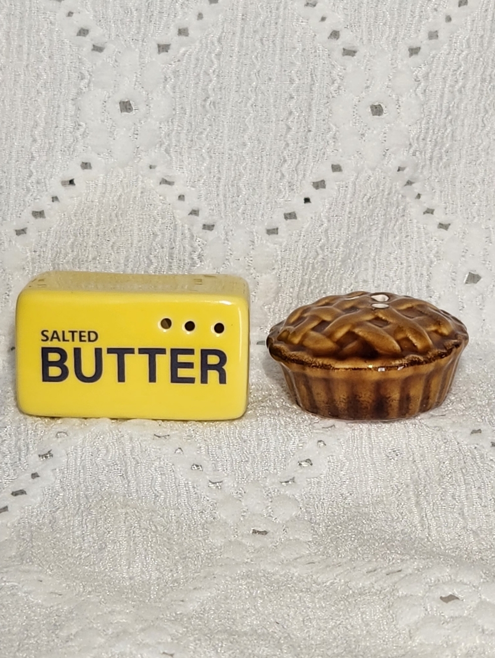 Salt And Pepper Shakers Pie And Butter. Shelf Sitters, Ceramic Miniatures